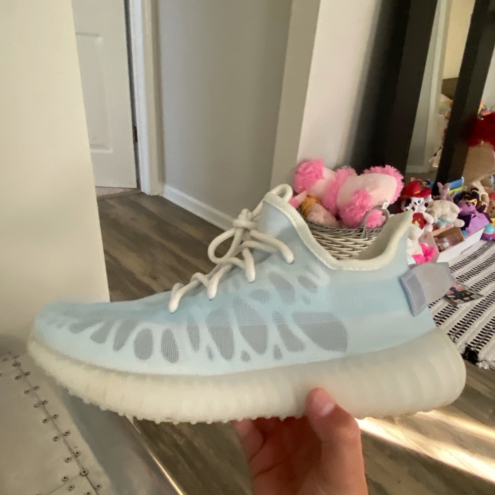 Mono ice light blue Yeezys